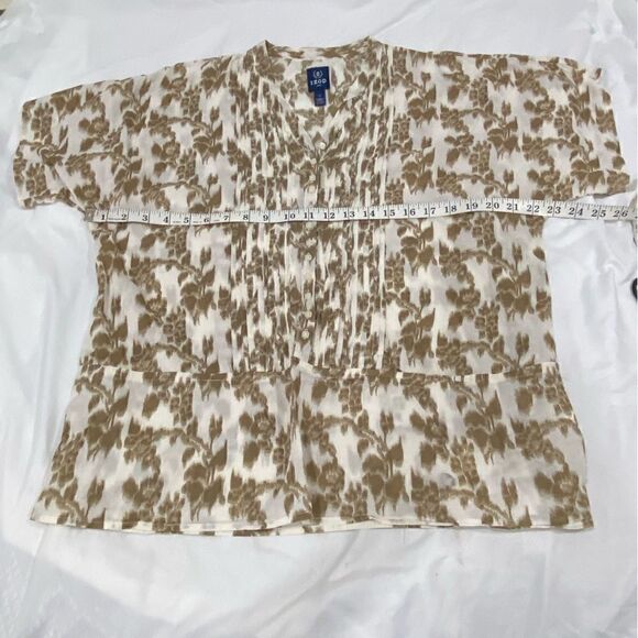 IZOD brown and creamy V-neck pleated front square buttons tunic size M - Picture 3 of 6